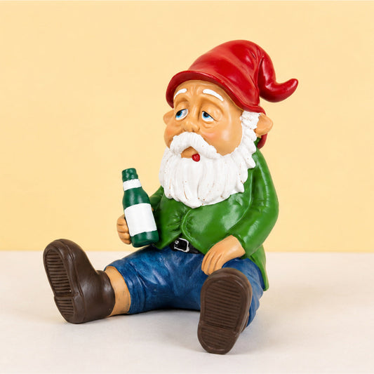 Dronken tuinkabouter zittend - grappig tuinbeeld cadeau